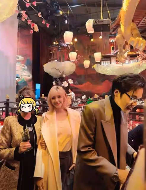 張若昀唐藝昕生活照曝光,二人衣品超好超時尚,參加婚禮很低調