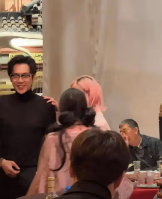 張若昀唐藝昕生活照曝光,二人衣品超好超時尚,參加婚禮很低調