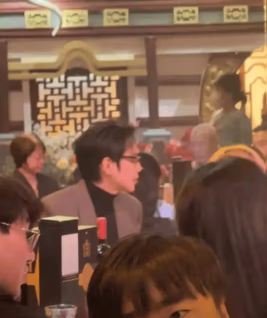 張若昀唐藝昕生活照曝光,二人衣品超好超時尚,參加婚禮很低調