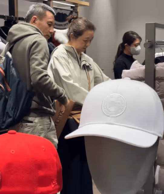 江珊和田小潔逛街,背超大購物袋,素顏看著仍比老公年輕十幾歲