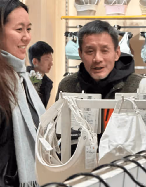 江珊和田小潔逛街,背超大購物袋,素顏看著仍比老公年輕十幾歲
