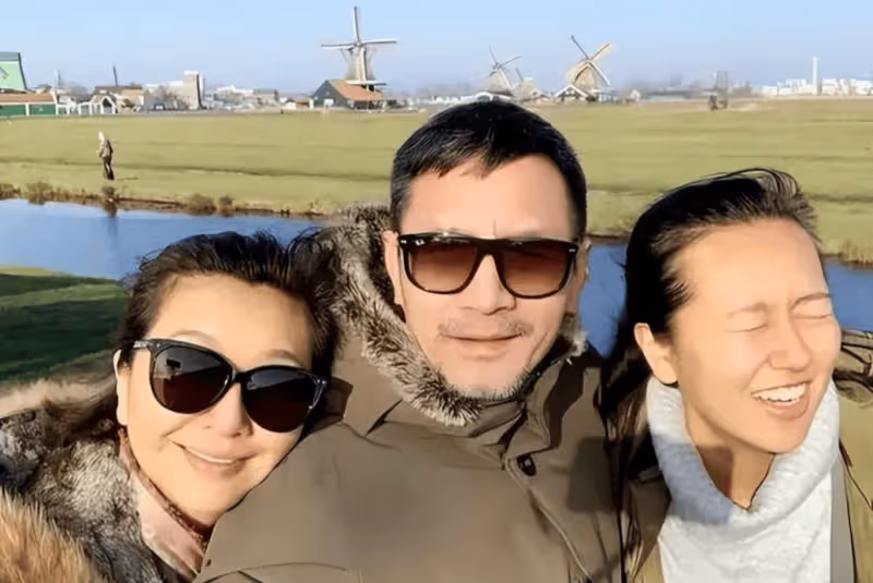 江珊和田小潔逛街,背超大購物袋,素顏看著仍比老公年輕十幾歲