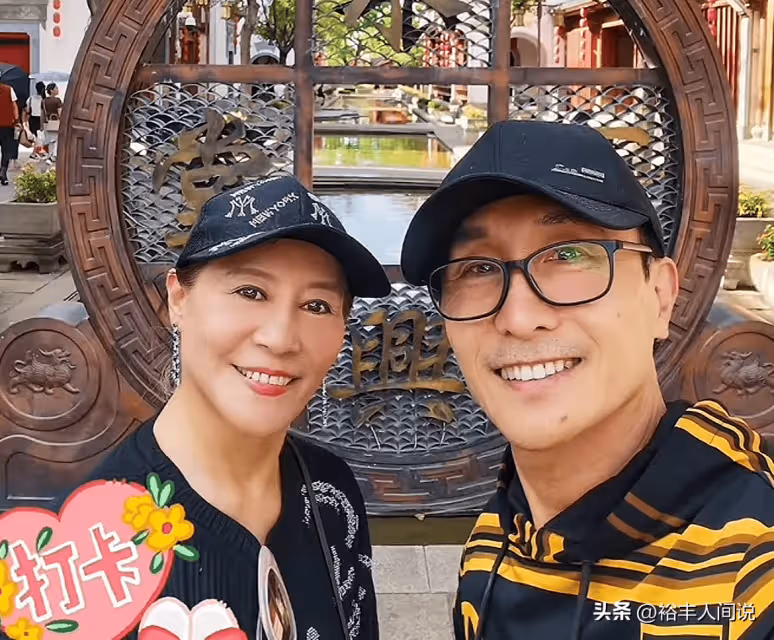 鞏漢林妻子於老人圈爆火!親自指揮唱紅歌,活力四射無私奉獻21年
