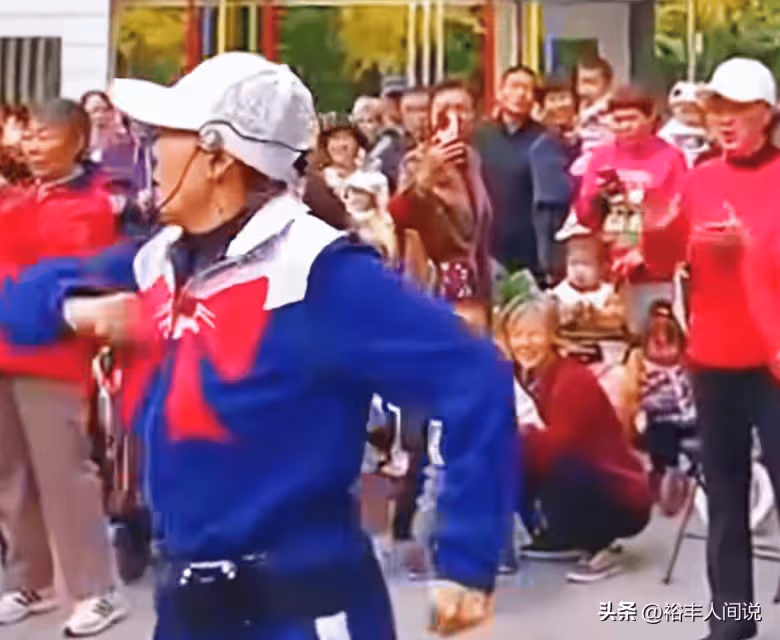 鞏漢林妻子於老人圈爆火!親自指揮唱紅歌,活力四射無私奉獻21年