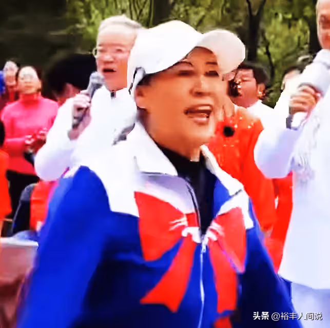 鞏漢林妻子於老人圈爆火!親自指揮唱紅歌,活力四射無私奉獻21年