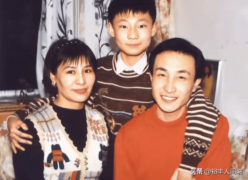 鞏漢林妻子於老人圈爆火!親自指揮唱紅歌,活力四射無私奉獻21年