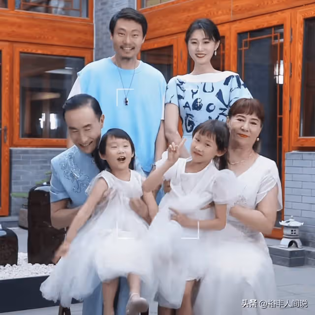 鞏漢林妻子於老人圈爆火!親自指揮唱紅歌,活力四射無私奉獻21年