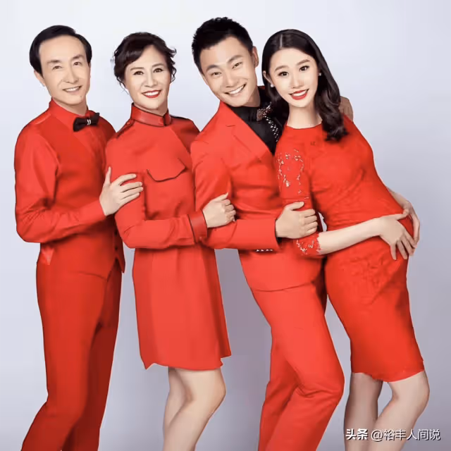 鞏漢林妻子於老人圈爆火!親自指揮唱紅歌,活力四射無私奉獻21年
