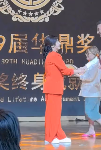 74歲劉曉慶獲終身成就獎,一身大紅參加頒獎心情好,顏值一言難盡