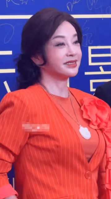 74歲劉曉慶獲終身成就獎,一身大紅參加頒獎心情好,顏值一言難盡