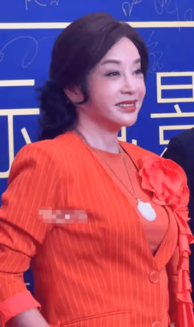 74歲劉曉慶獲終身成就獎，一身大紅參加頒獎心情好，顏值一言難盡