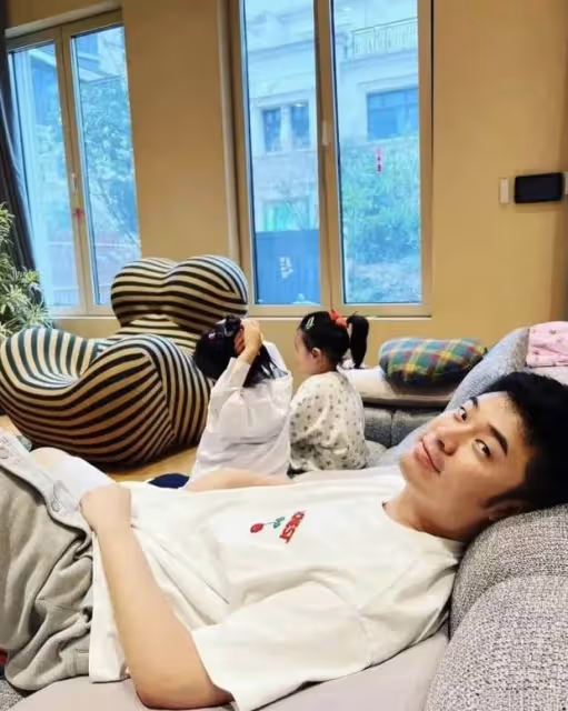 陳赫張子萱為大女兒慶生,吃蛋糕拍合影畫面有愛