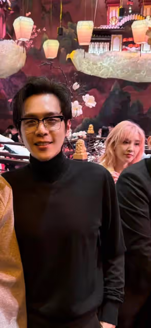 張若昀唐藝昕參加朋友婚禮,唐藝昕一頭粉發特搶鏡,同框太甜了
