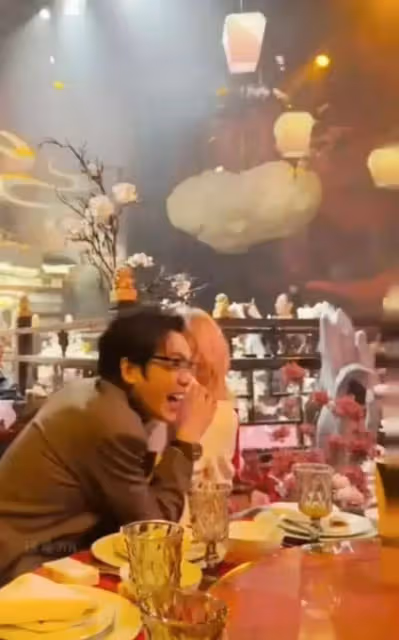 張若昀唐藝昕參加朋友婚禮,唐藝昕一頭粉發特搶鏡,同框太甜了