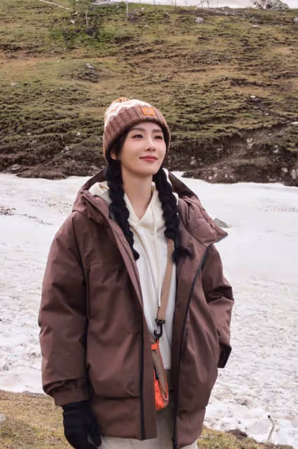 劉詩詩穿羽絨服頭戴毛線帽，扎麻花辮微笑溫暖治癒
