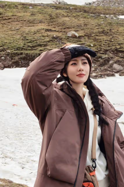劉詩詩穿羽絨服頭戴毛線帽，扎麻花辮微笑溫暖治癒