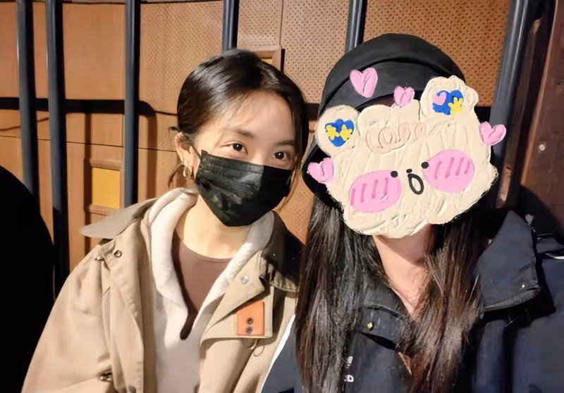 孫莉帶女兒參加烏鎮戲劇節，母女穿著隨性親切合照