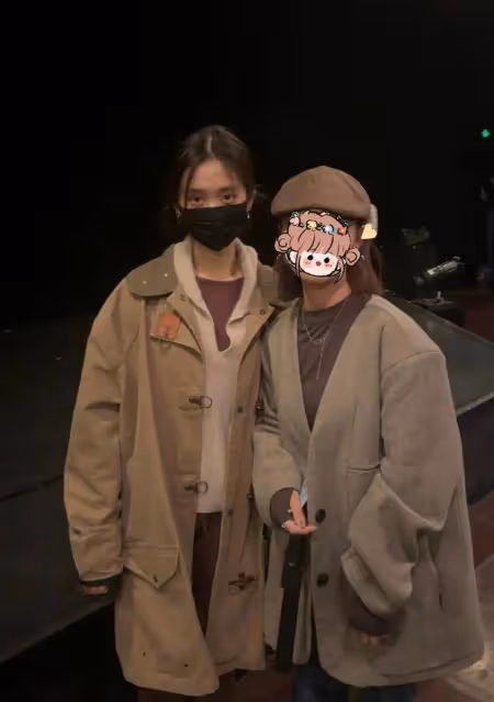 孫莉帶女兒參加烏鎮戲劇節，母女穿著隨性親切合照