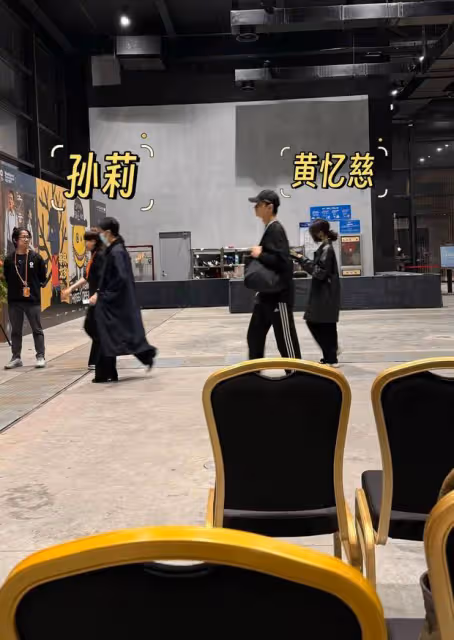 孫莉帶女兒參加烏鎮戲劇節，母女穿著隨性親切合照