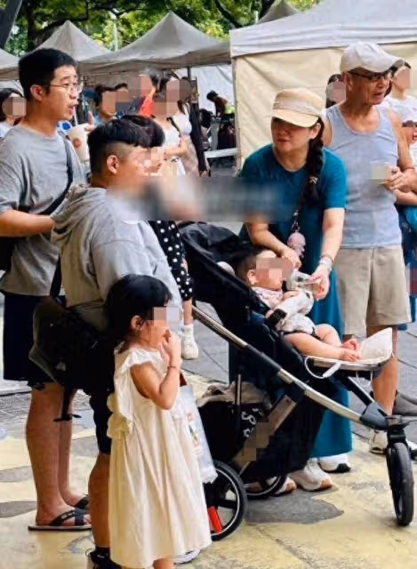Selina一家帶娃外出遊玩，小寶寶肉嘟嘟的超可愛