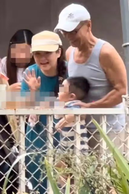 Selina一家帶娃外出遊玩，小寶寶肉嘟嘟的超可愛