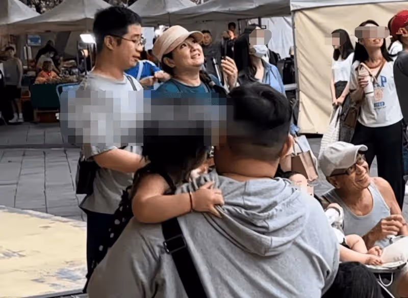 Selina一家帶娃外出遊玩，小寶寶肉嘟嘟的超可愛