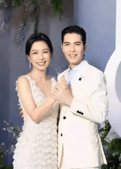 蕭敬騰婚後生活曝光，穿情侶裝海邊大秀恩愛，林有慧被寵成小女生