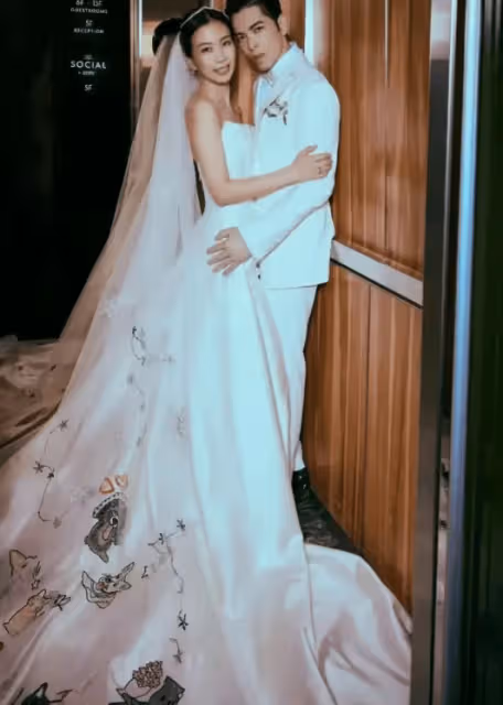 蕭敬騰婚後生活曝光，穿情侶裝海邊大秀恩愛，林有慧被寵成小女生