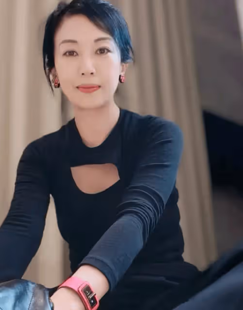 蕭敬騰婚後生活曝光，穿情侶裝海邊大秀恩愛，林有慧被寵成小女生