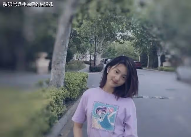 賈乃亮李小璐曬照為女兒慶生,12歲甜馨穿旗袍,女大十八變