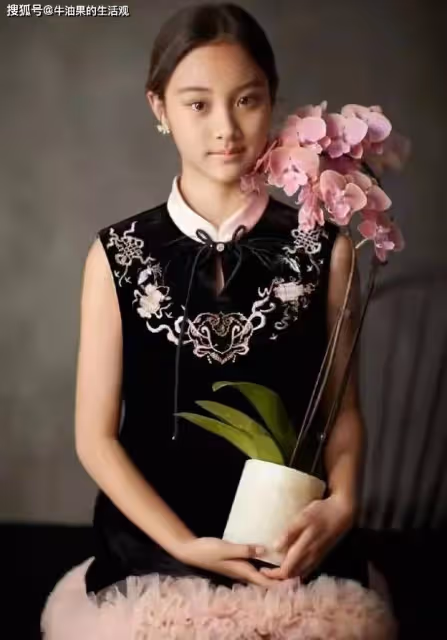 賈乃亮李小璐曬照為女兒慶生,12歲甜馨穿旗袍,女大十八變