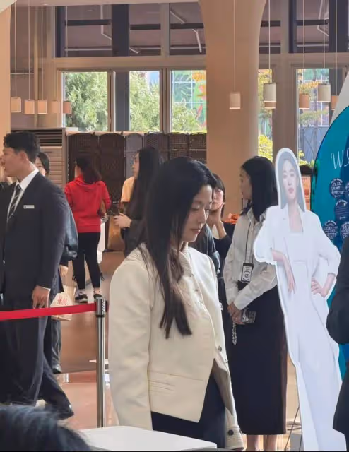 43歲全智賢線下活動生圖曝光，黑白配穿搭優雅幹練