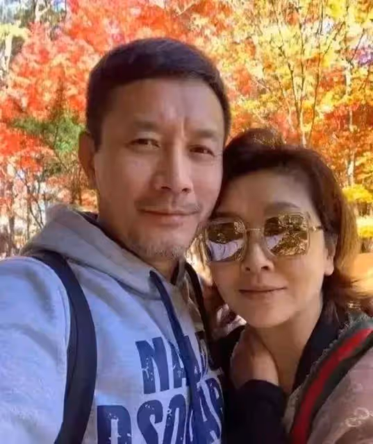 江珊夫婦現身韓國購物被偶遇,素顏現身本人身材發福變胖