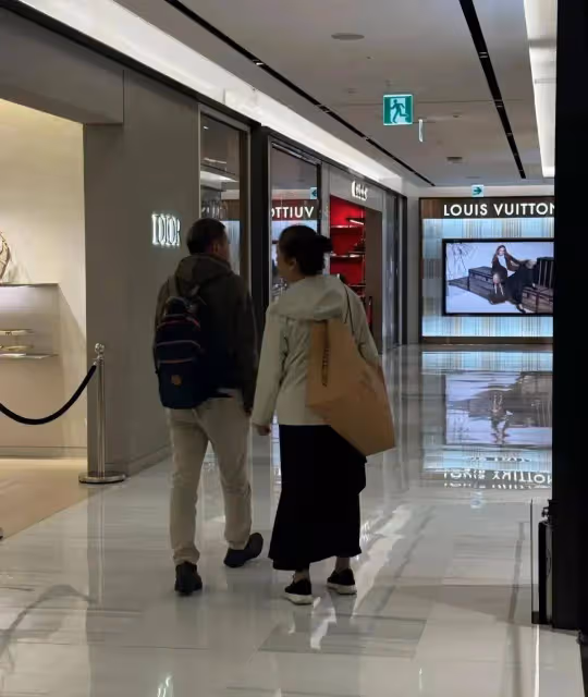江珊夫婦現身韓國購物被偶遇,素顏現身本人身材發福變胖