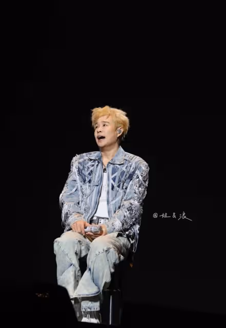 小瀋陽演唱會上大秀肌肉,寬肩窄腰秒變帥氣愛豆