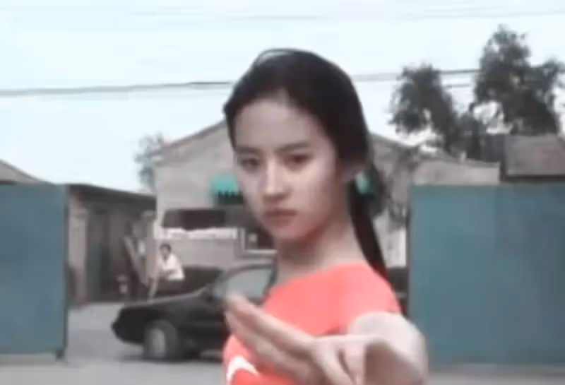 劉亦菲直播關掉美顏後,素顏曝光後,粉絲:骨相好看的人差別不大