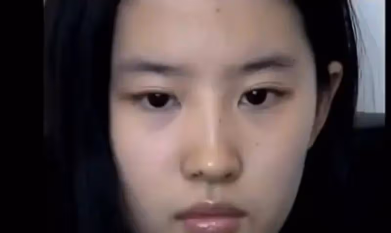 劉亦菲直播關掉美顏後,素顏曝光後,粉絲:骨相好看的人差別不大