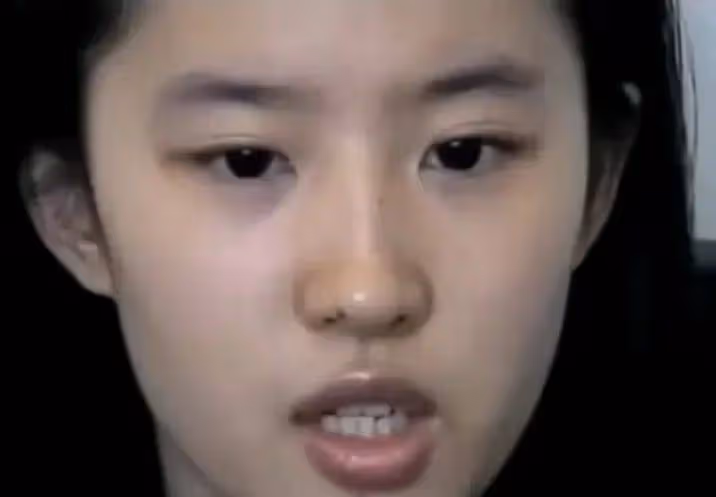 劉亦菲直播關掉美顏後,素顏曝光後,粉絲:骨相好看的人差別不大