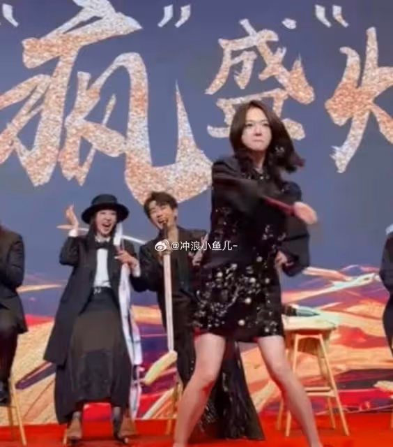 吳謹言挺孕肚亮相新劇發布會，穿高跟鞋狂甩鞭子，不顧危險太癲了