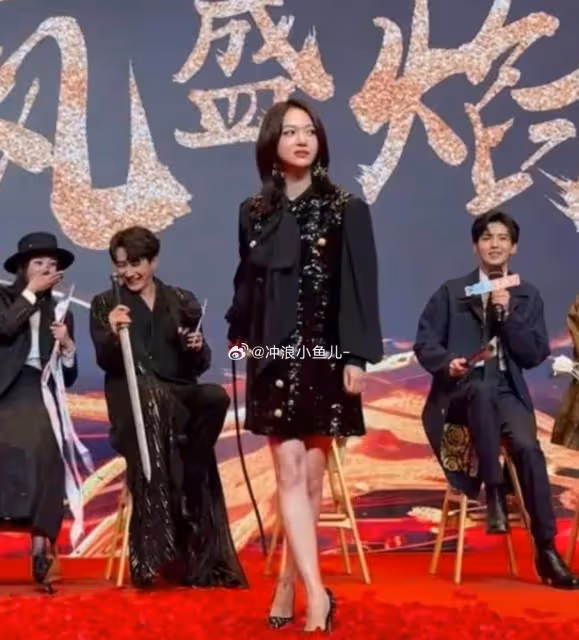 吳謹言挺孕肚亮相新劇發布會，穿高跟鞋狂甩鞭子，不顧危險太癲了