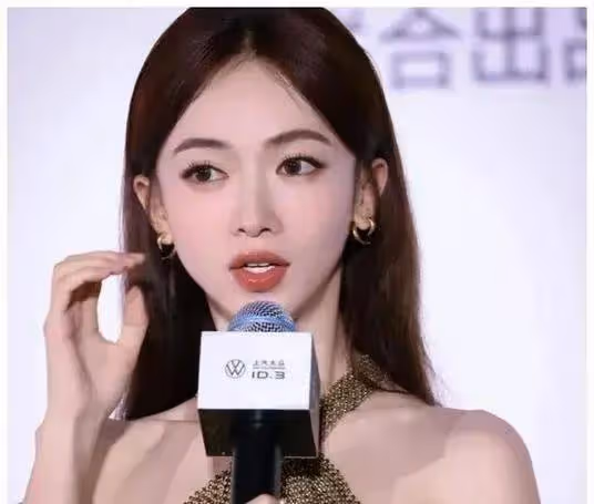 吳謹言挺孕肚亮相新劇發布會,穿高跟鞋狂甩鞭子,不顧危險太癲了
