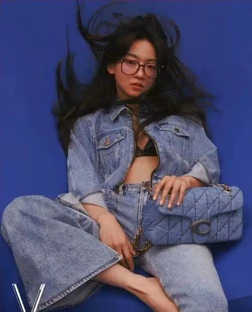 吳謹言挺孕肚亮相新劇發布會,穿高跟鞋狂甩鞭子,不顧危險太癲了