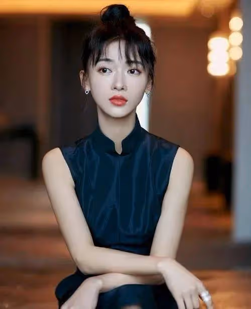 吳謹言挺孕肚亮相新劇發布會,穿高跟鞋狂甩鞭子,不顧危險太癲了