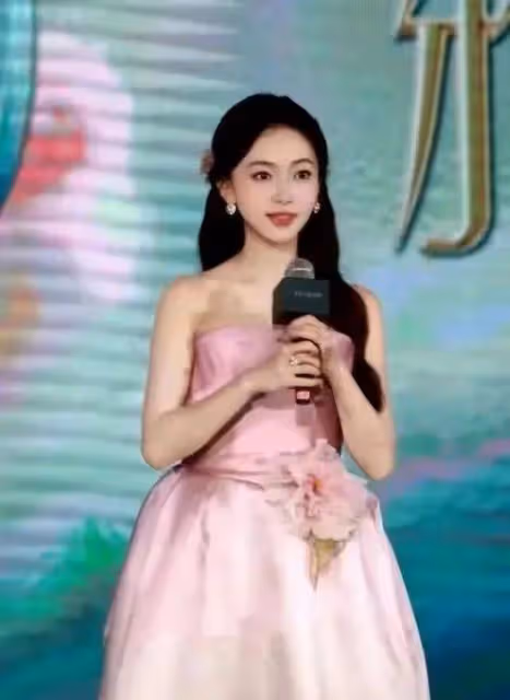 吳謹言挺孕肚亮相新劇發布會,穿高跟鞋狂甩鞭子,不顧危險太癲了