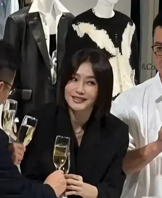 天哪!秦嵐的臉是怎麼了?蘋果肌太飽滿腫的像饅頭!網友:醫美毀了美貌