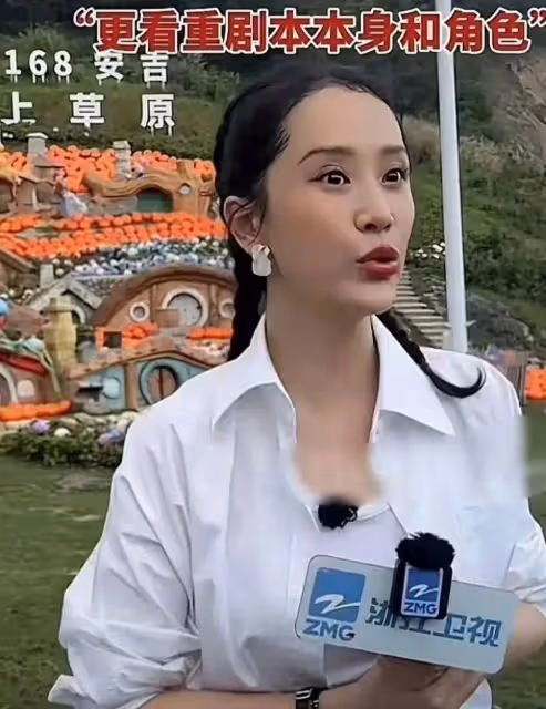 天哪!秦嵐的臉是怎麼了?蘋果肌太飽滿腫的像饅頭!網友:醫美毀了美貌
