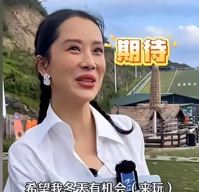 天哪!秦嵐的臉是怎麼了?蘋果肌太飽滿腫的像饅頭!網友:醫美毀了美貌