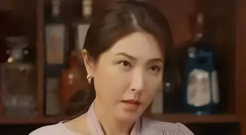 天哪!秦嵐的臉是怎麼了?蘋果肌太飽滿腫的像饅頭!網友:醫美毀了美貌