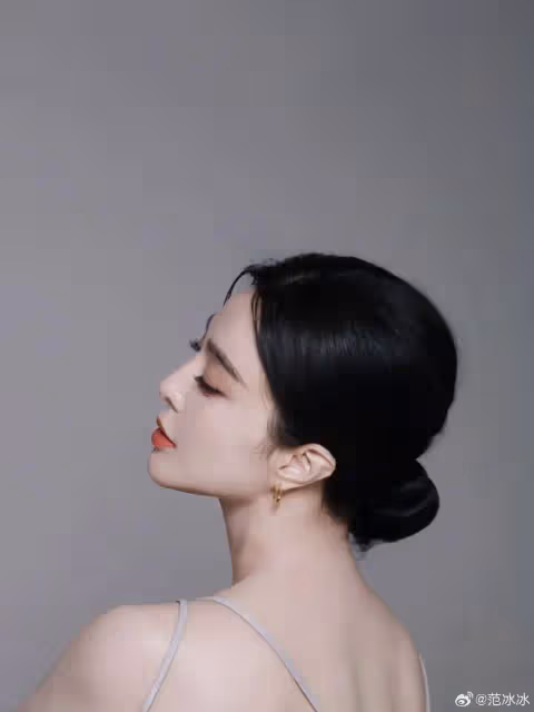 范冰冰廣告寫真露出美背!雪膚玉貌魔鬼身材性感撩人