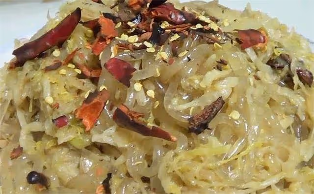 酸菜炒著吃也特別有味,做法家常,味道卻不同凡響,我先吃一盤